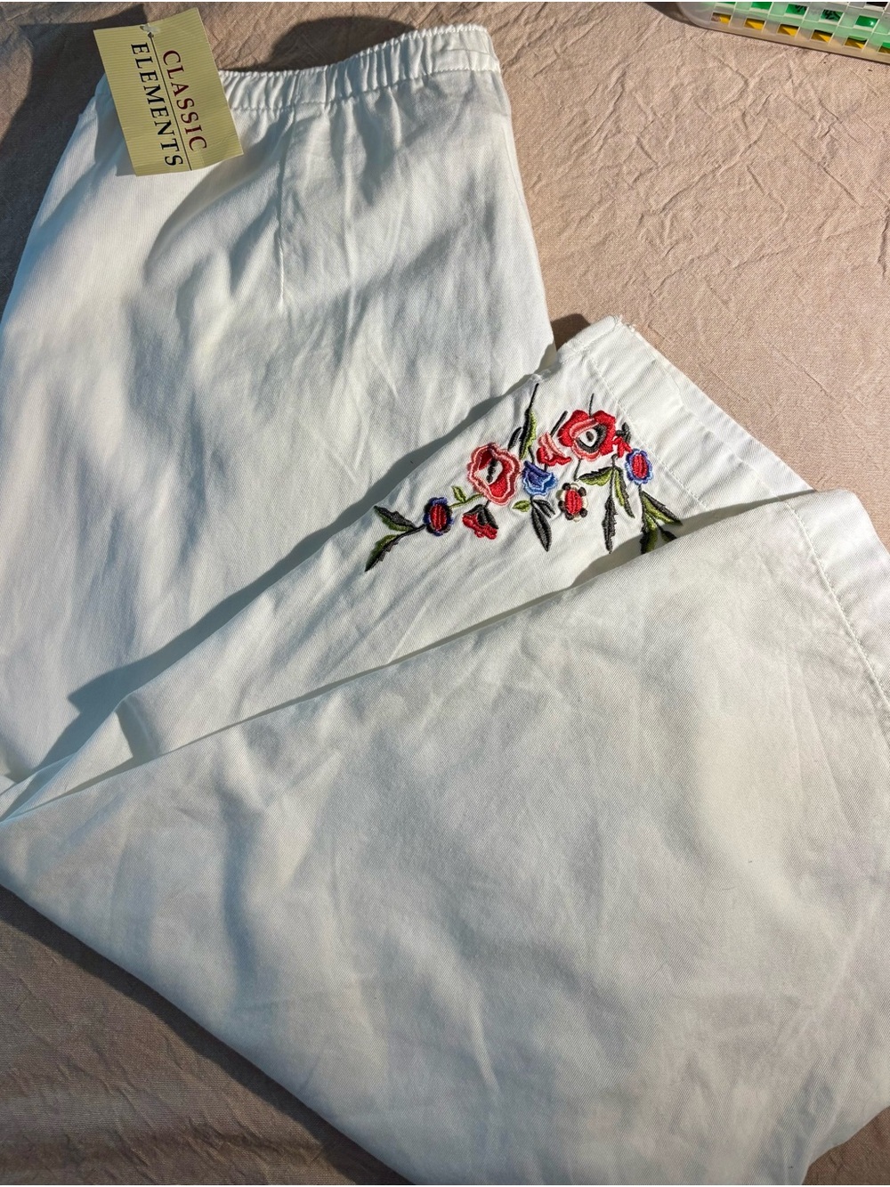 NWT Women's White Classic Elements Cropped Pants. Size 18. 100% Cotton.